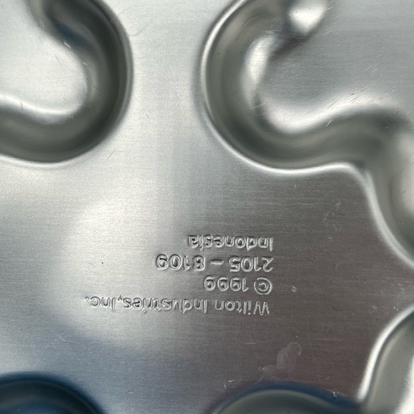 Lot of 2 Wilton Cookie Treat Pans, Flowers Mickey Mouse  #2105-8109, 8103 Disney - Picture 4 of 5